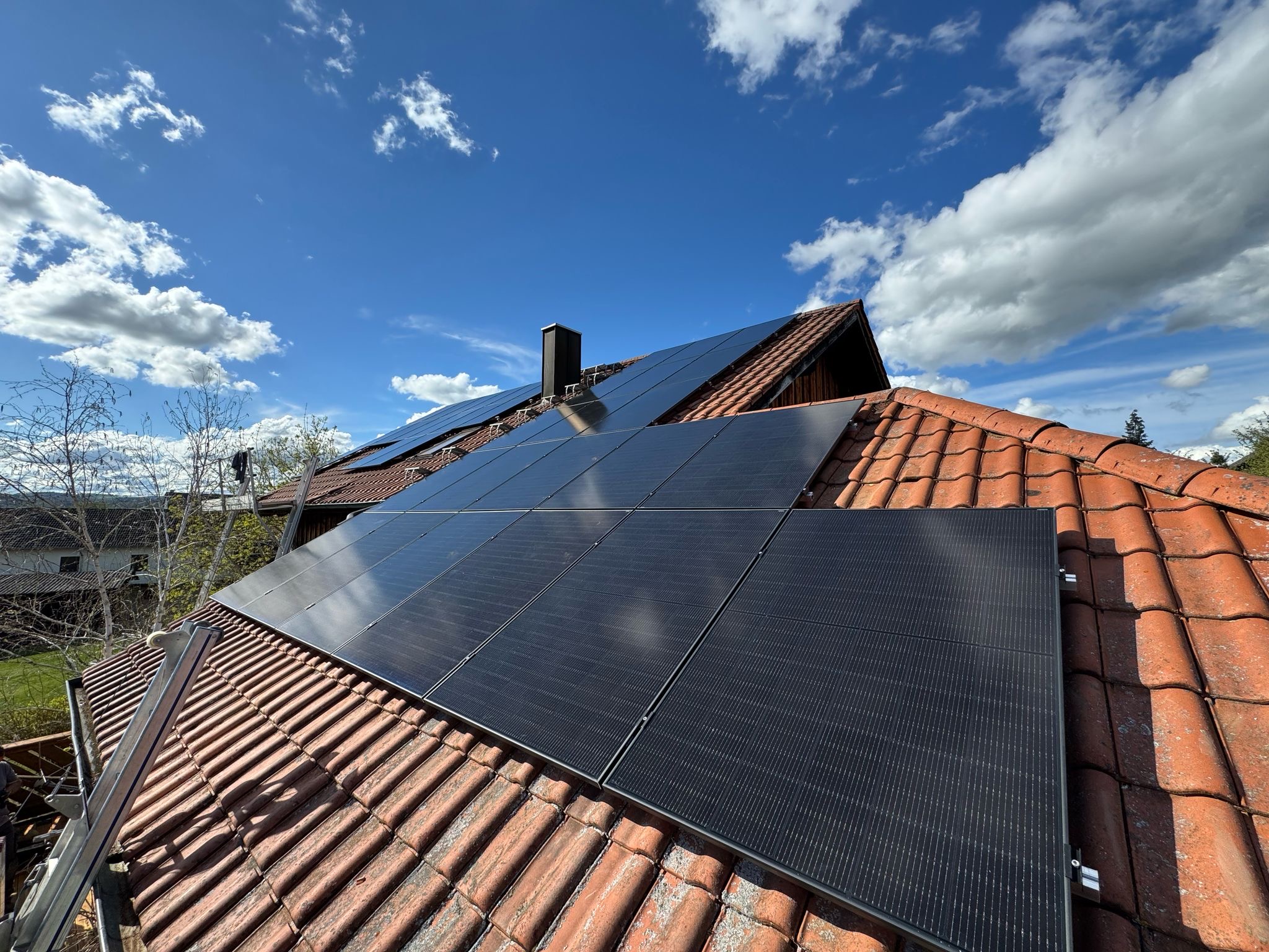 Photovoltaikmodule auf einem roten Ziegeldach