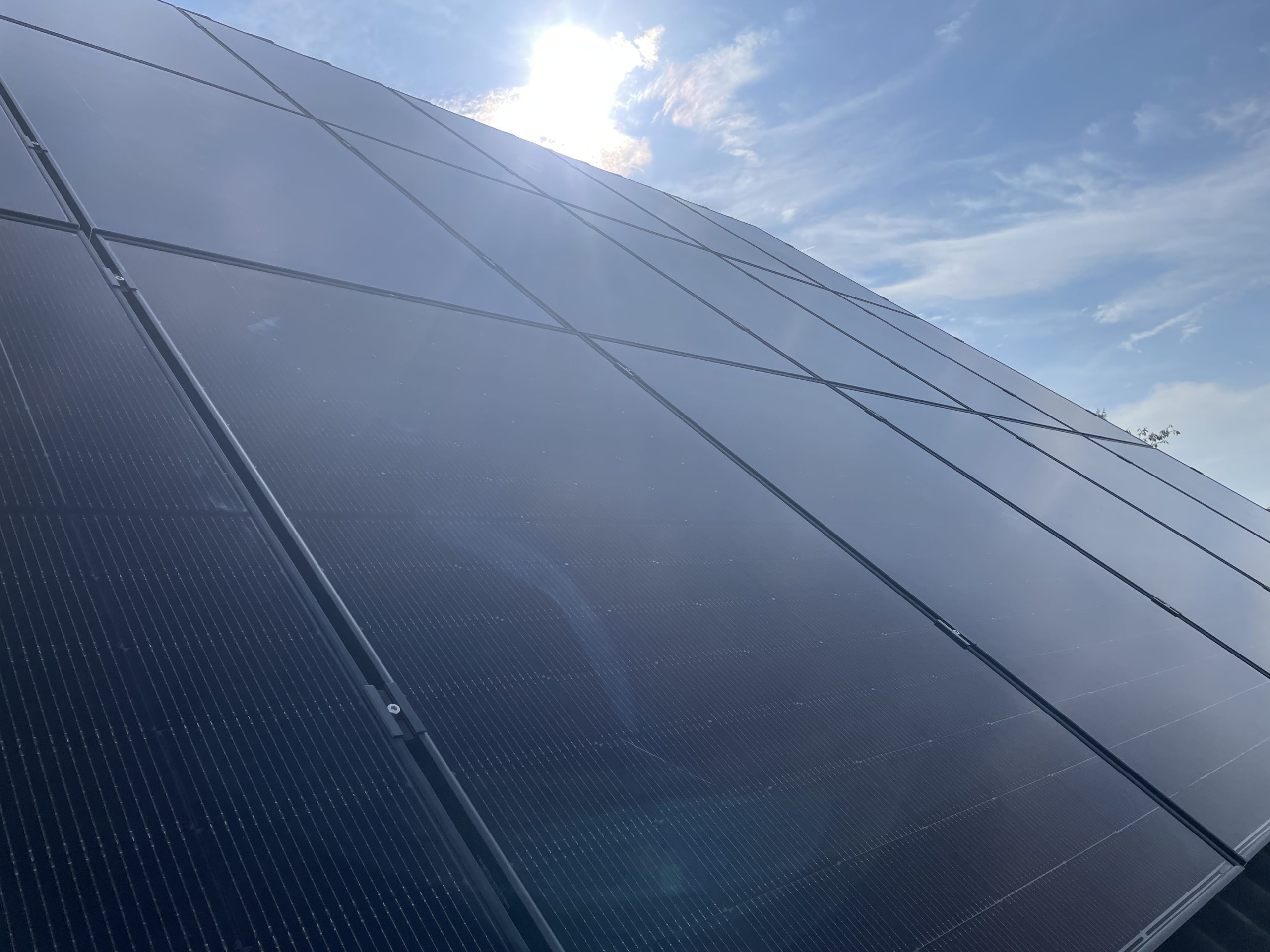 Nahaufnahme installierter Photovoltaikmodule