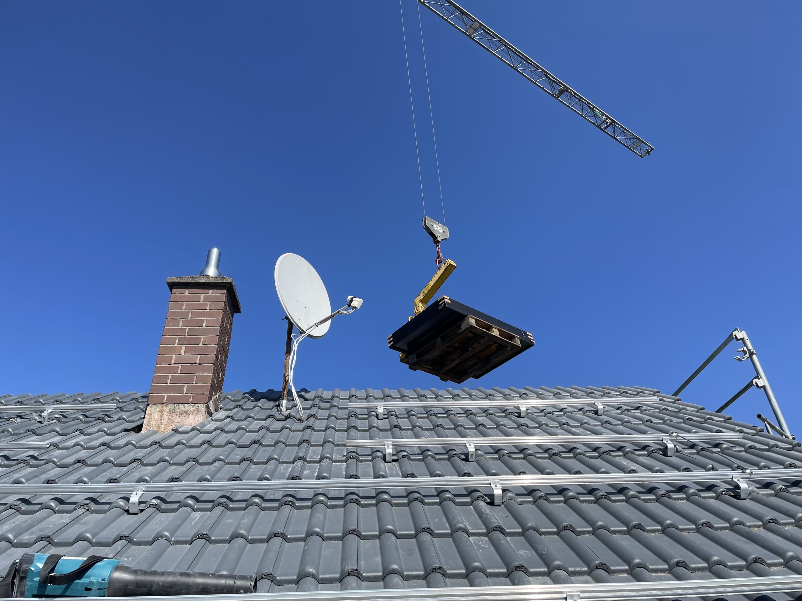 Kran hebt Material zur Dachmontage