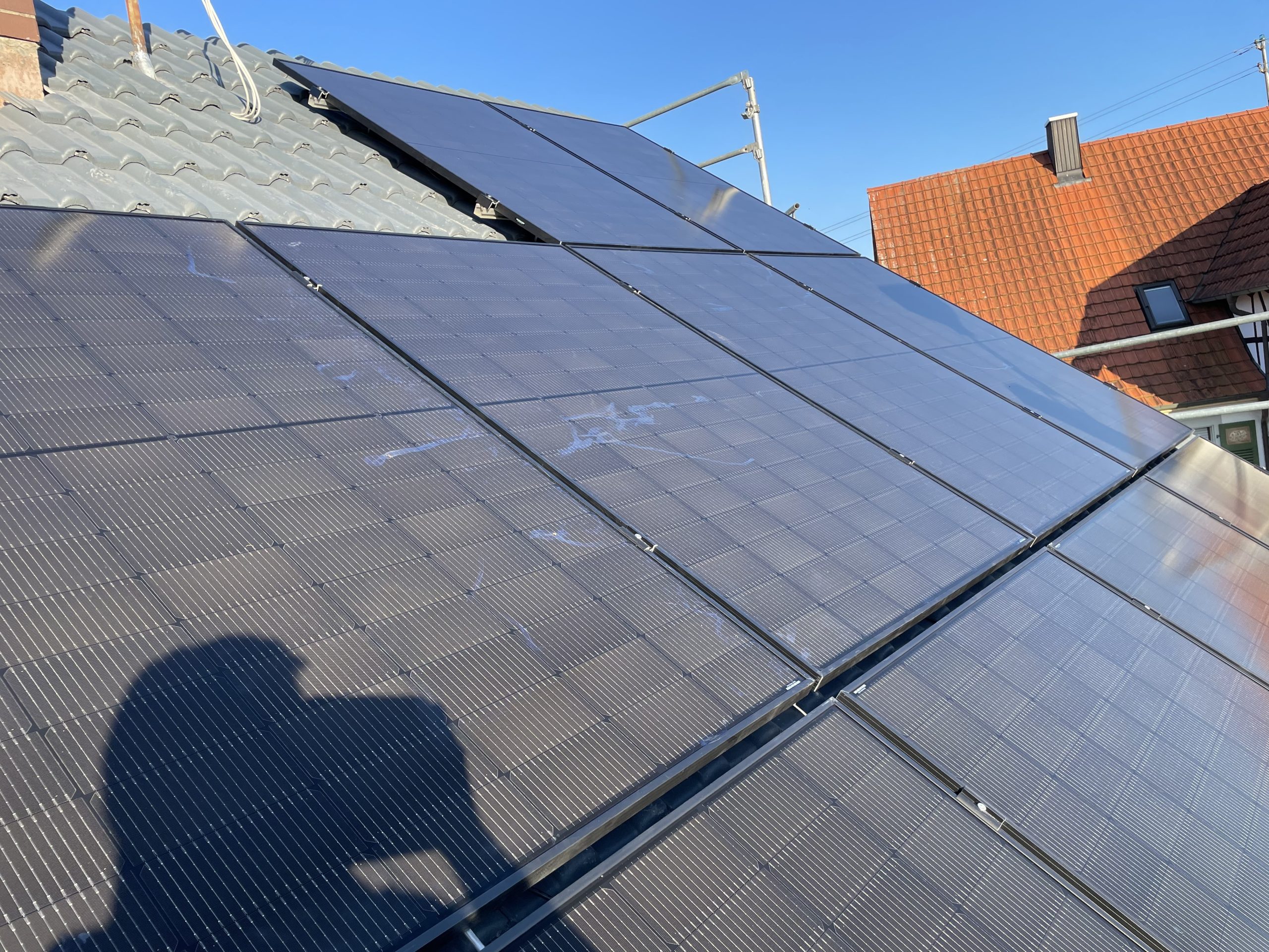 Photovoltaikmodule auf einem geneigten Dach