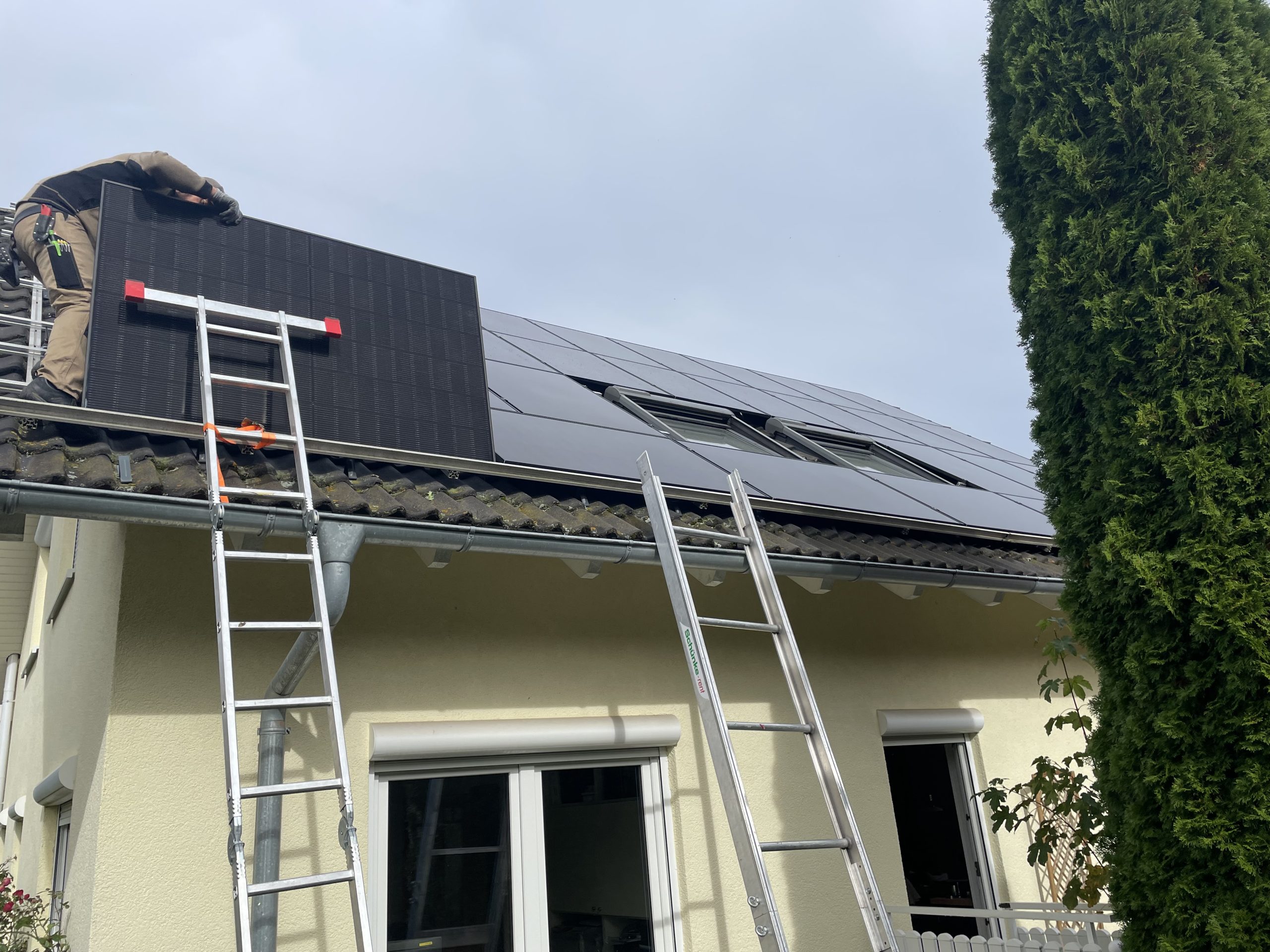 Wohnhaus mit Solarmodulen auf dem Dach