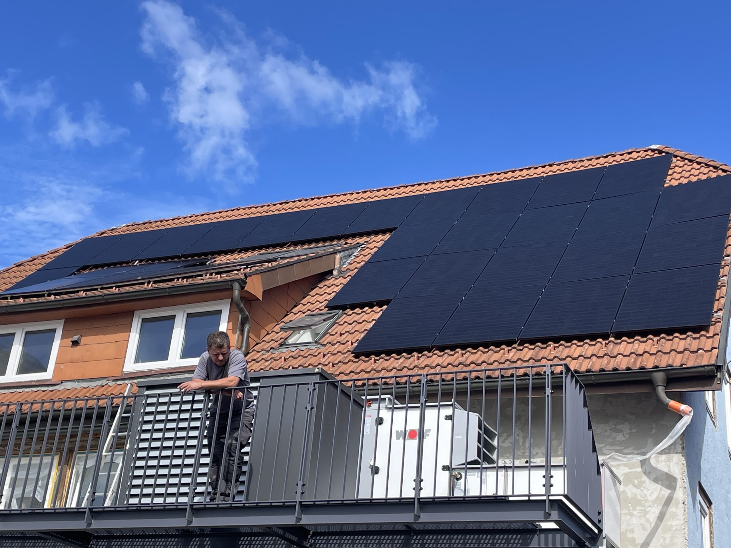 Ziegeldach eines Wohnhauses mit Solarmodulen