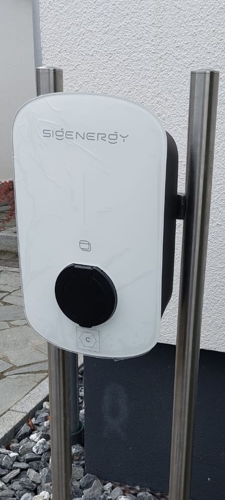 Installierte Wallbox an einer Wand